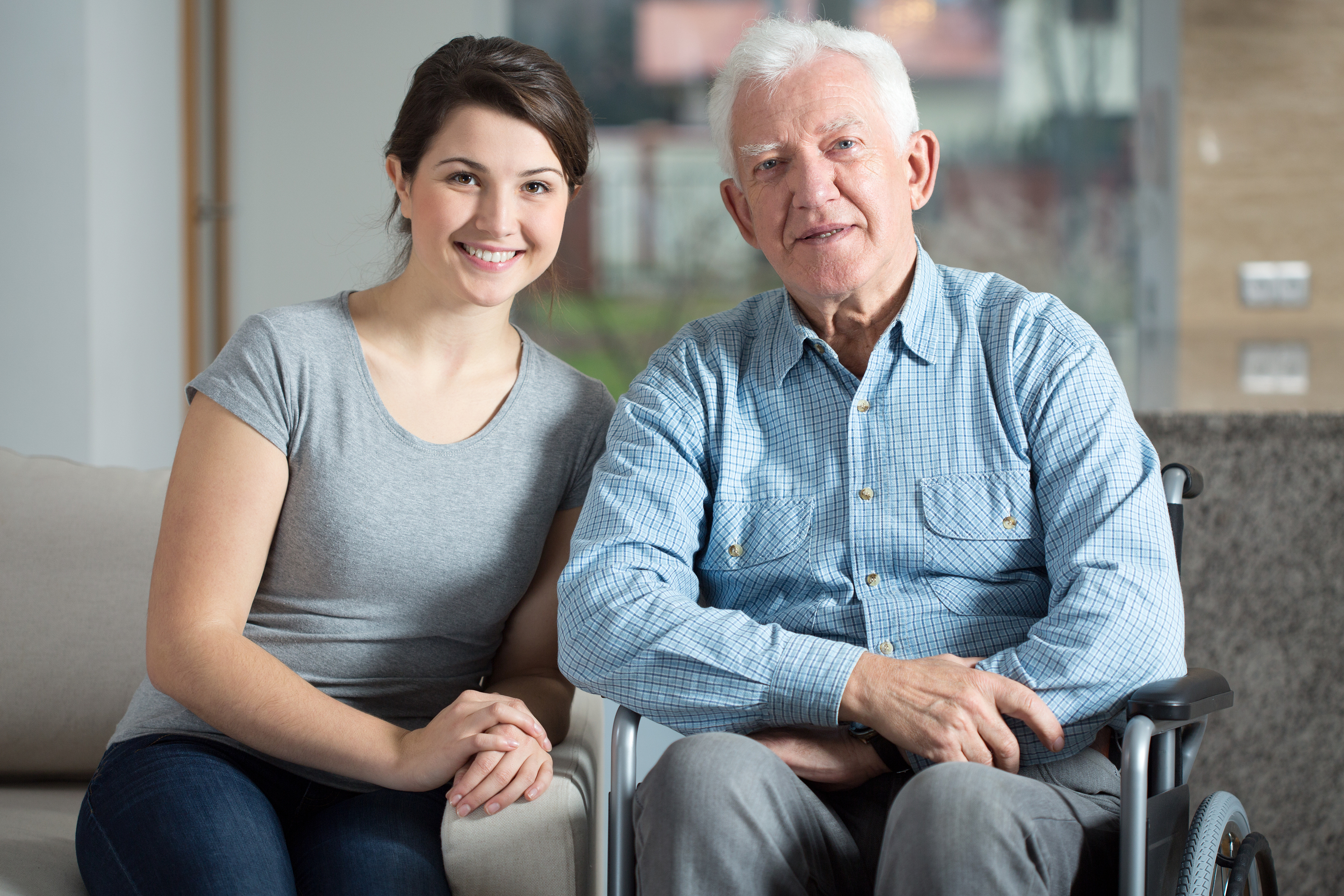 Home care. Пожилые люди и молодежь. Молодой и пожилой человек. Пожилой мужчина и девушка. Пожилые люди и молодые забота.